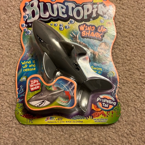 NIB Wind Up Shark Bluetopia propelling tail - Picture 1 of 3